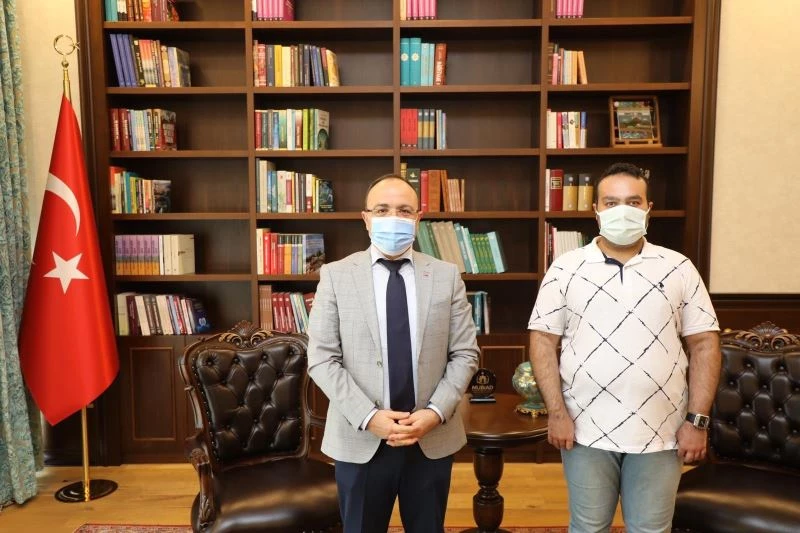 Sosyal medya üzerinden fotoğraf çektirmek istediğini söyledi, vali makamında kabul etti
