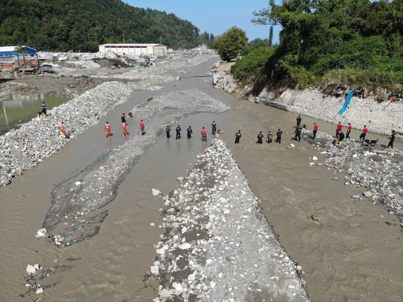 Sel felaketi sonrası kayıp ihbarı yapılan 16 kişi didik didik aranıyor
