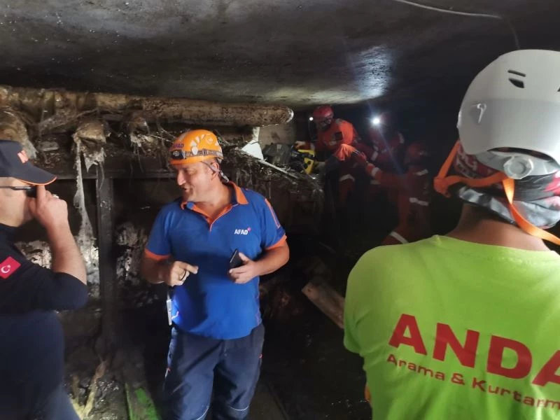 Bilecik AFAD ekibi rüya apartmanındaki çalışmalara destek veriyor
