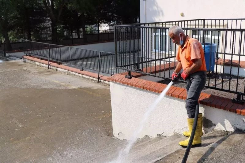 Safranbolu’da okul bahçeleri temizlenip yıkanıyor
