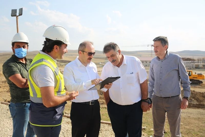 Vali Epcim kışla inşaatında incelemelerde bulundu
