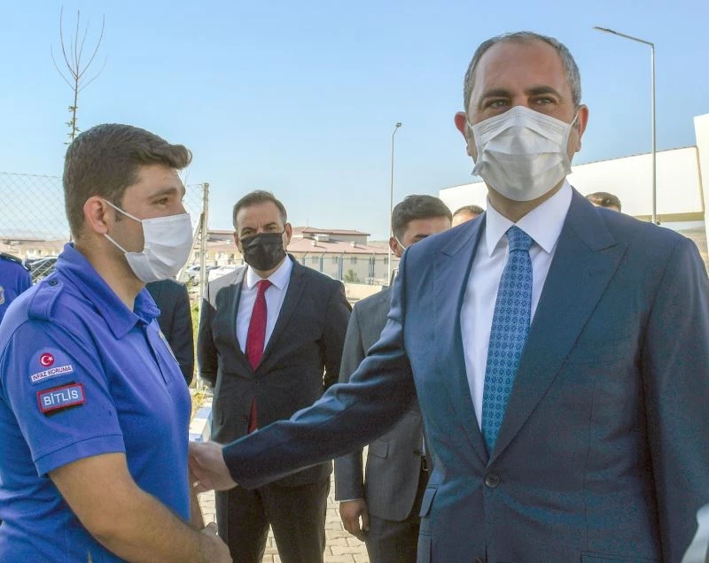 Bakan Gül, sosyal medyadan gelen daveti geri çevirmedi