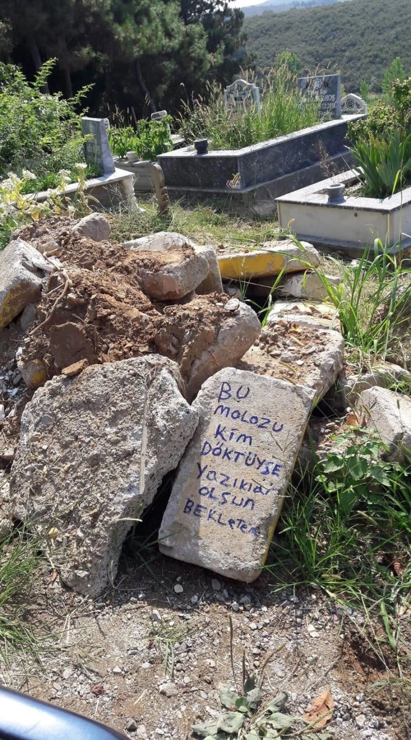 Babasının mezarına dökülen moloz yığınlarına yazılı tepki

