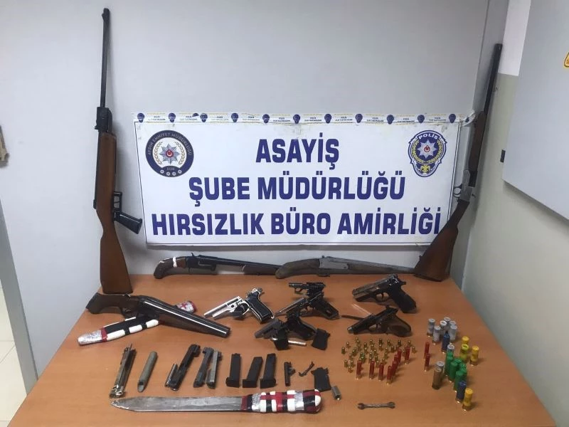 Hırsızlık şüphelisinin gösterdiği adresten cephanelik çıktı
