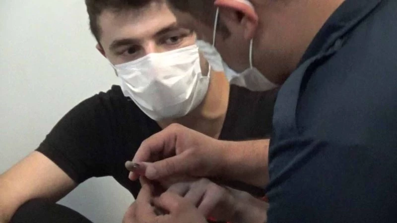  Sultangazi’de iş kazası geçiren gencin parmağına metal çaktı
