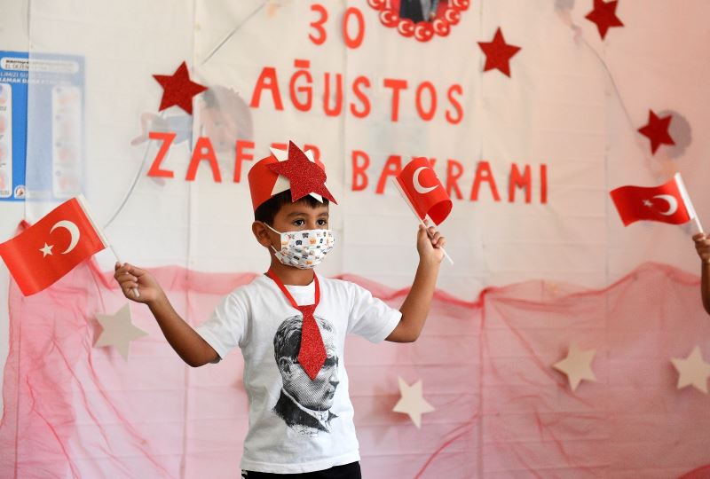 Sağlıkçıların çocukları, kreşte 30 Ağustos’u kutladı
