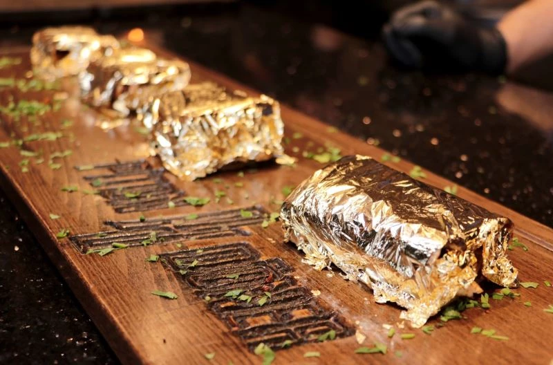 24 ayar altın kaplamalı tavuk döner
