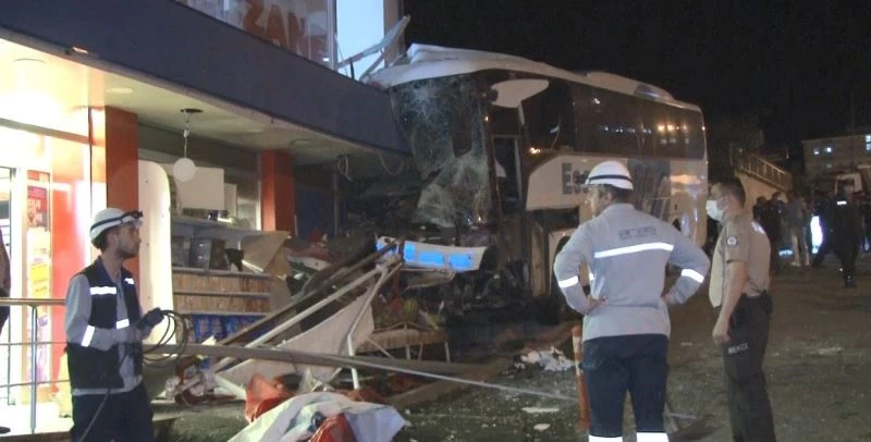 Park halindeki yolcu otobüsünün freni boşaldı, önüne ne kattıysa götürdü
