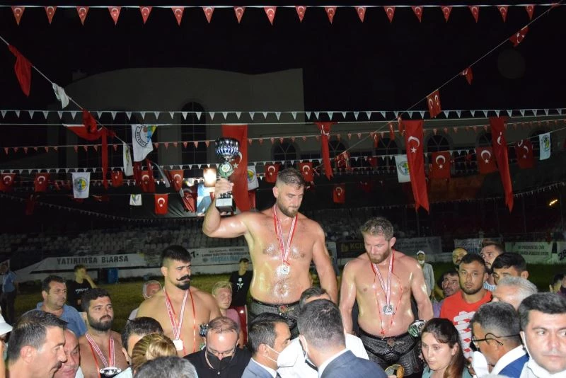 Çardak Yağlı Pehlivan Güreşleri’nde başpehlivan Nedim Gürel oldu
