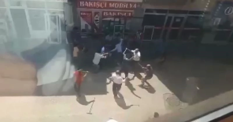 Eline sopayı alan oraya koştu, ortalık adeta savaş alanına döndü
