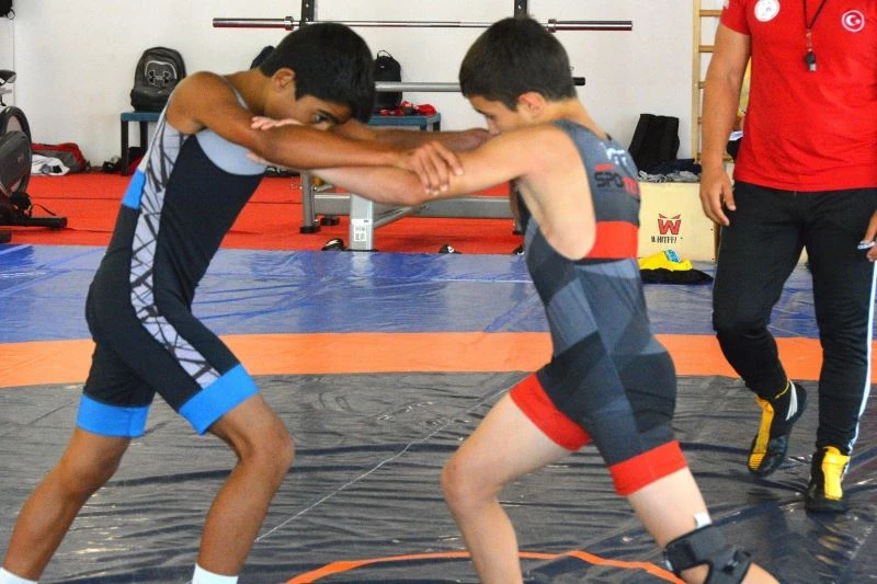 Geleceğin şampiyon güreşçileri Aliağa’da kampta
