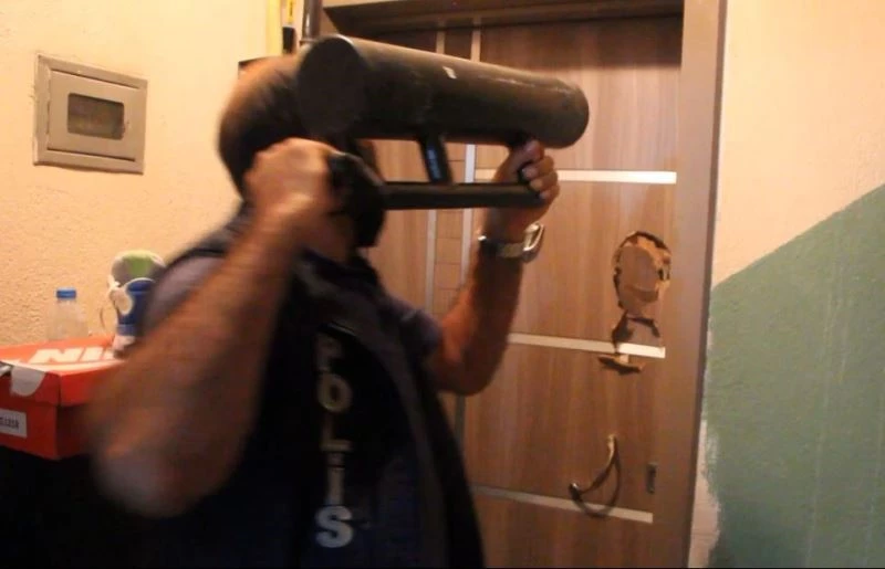 Kapılar koçbaşıyla kırıldı, 21 uyuşturucu taciri kıskıvrak yakalandı
