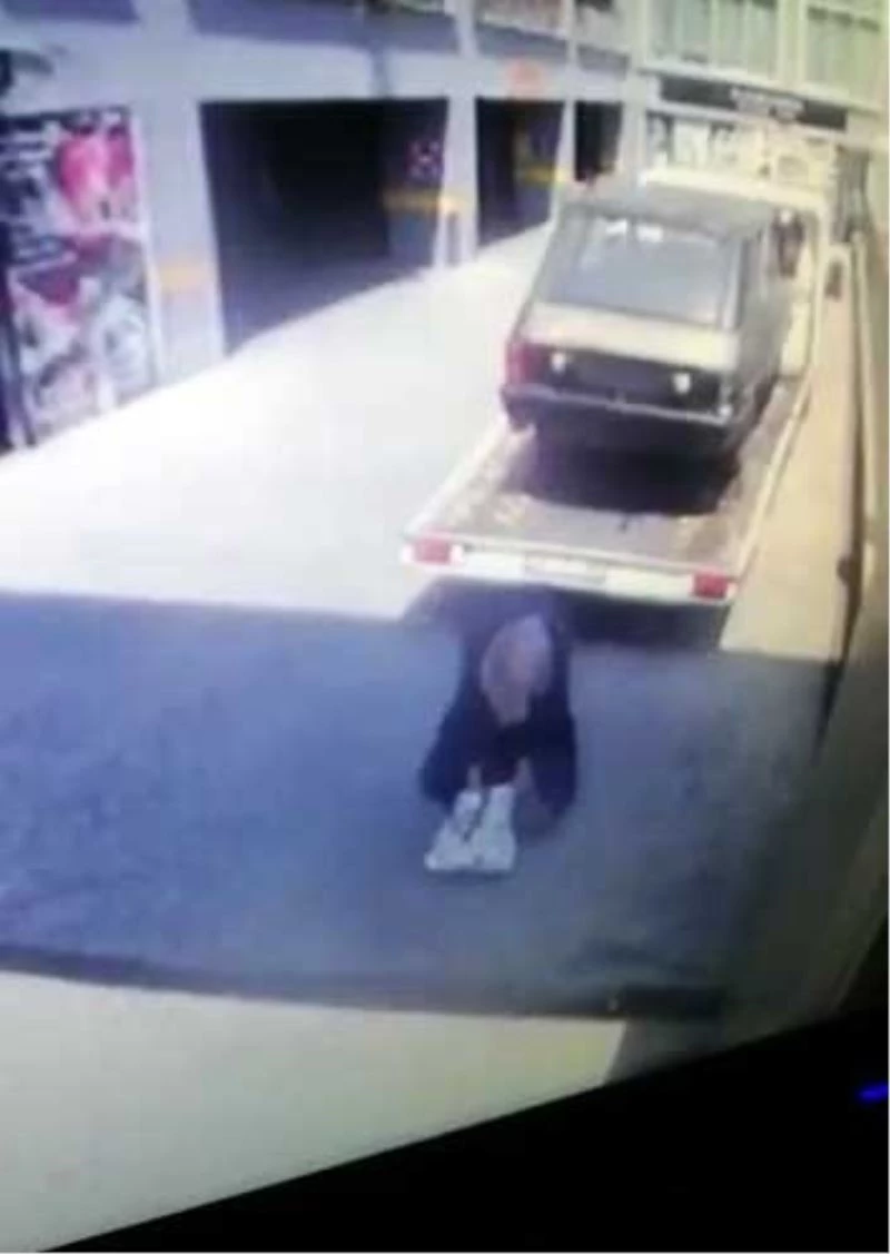 Yaşlı kadının çekicinin altında kaldığı anlar kamerada
