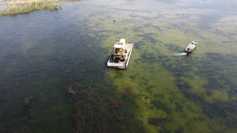 Adada kullanılan biçerdöverler dubalarla suda yüzdürülüp kıyıya taşındı
