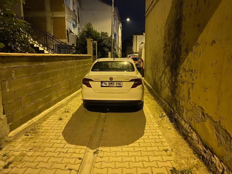 Polisten kaçtı, çıkmaz sokağa girince aracı bırakıp kaçtı
