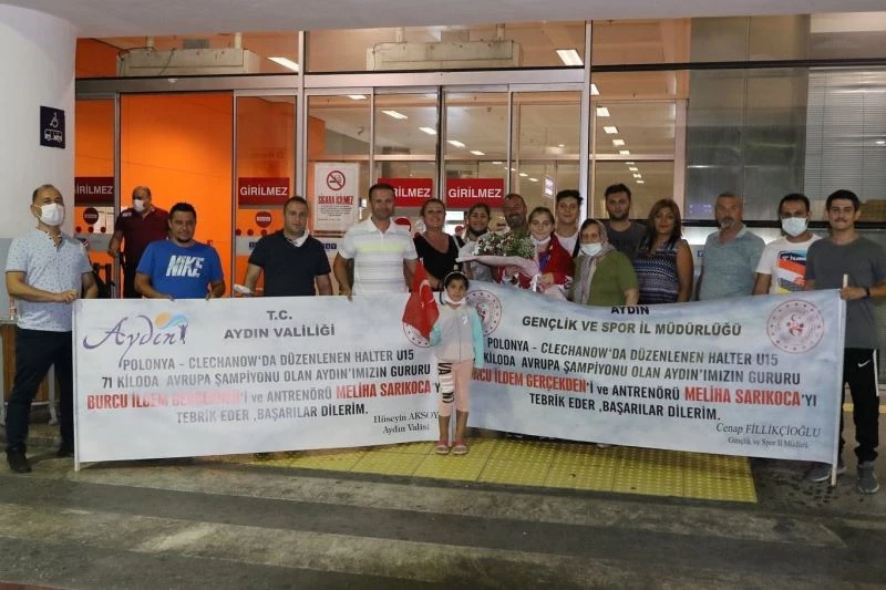 Avrupa Şampiyonu Burcu, çiçeklerle karşılandı
