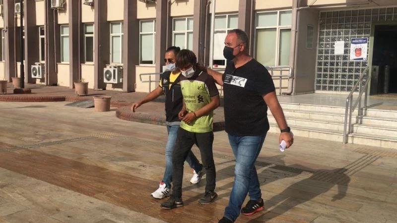 Uyuşturucudan tutuklanan şahıs gazetecilere ayakkabısını fırlattı
