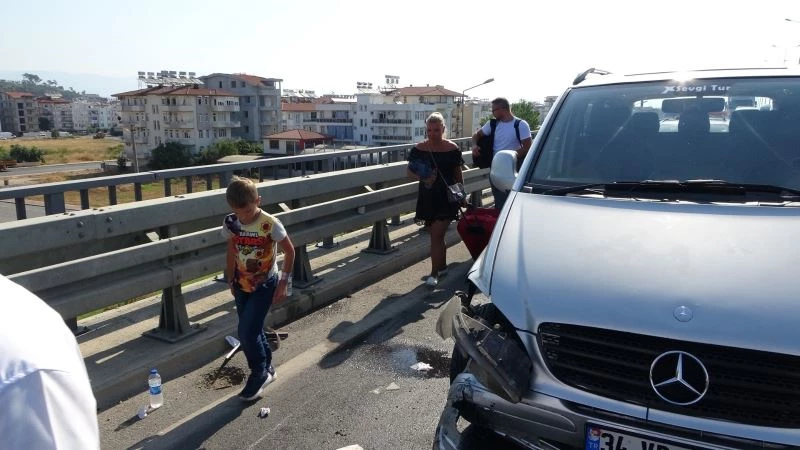 Ehliyetine el konulduğu halde yola çıktı minibüsle çarpıştı, 3 bin TL ceza yedi
