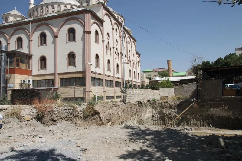 Yukarı Nurşin Camii önünde yapılan inşaata tepki
