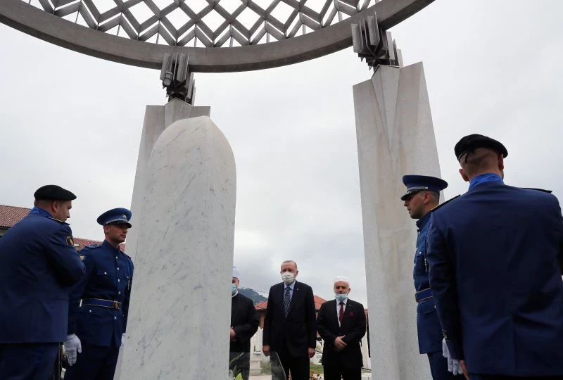 Cumhurbaşkanı Erdoğan, Aliya İzzetbegoviç’in kabrini ziyaret etti
