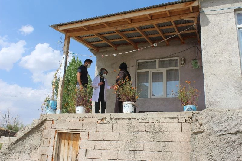 Sağlık ekibi kapı kapı dolaşıp aşı yaptı
