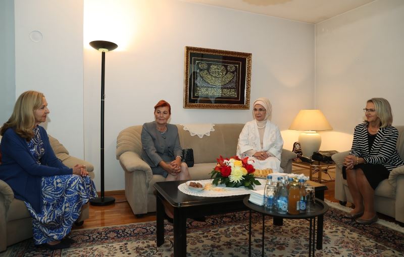 Emine Erdoğan Saraybosna’da Aliya İzzetbegoviç Vakfı’nı ziyaret etti

