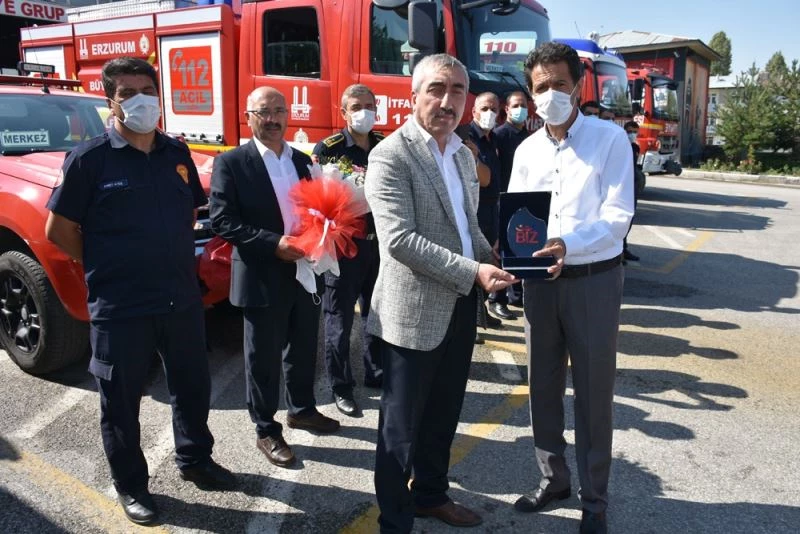 Öğrencilerden yangın kahramanlarına karanfil
