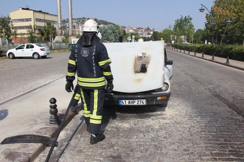 Alevlere teslim olan otomobili küle dönmekten itfaiye kurtardı

