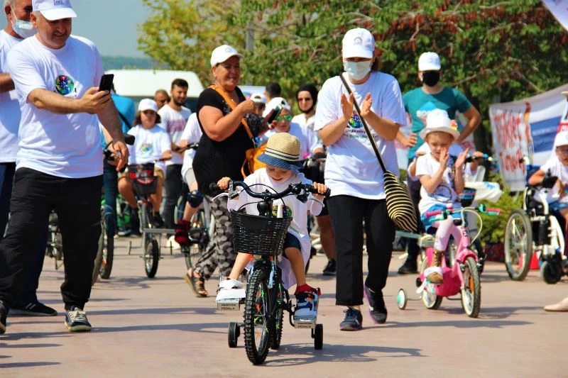 Yıllar sonra bisiklete binen çocuklarının mutluluklarına ortak oldular
