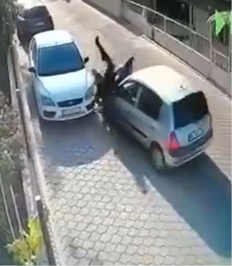 Otomobilin çarptığı yayalar araçların arasında sıkışıp kaldı
