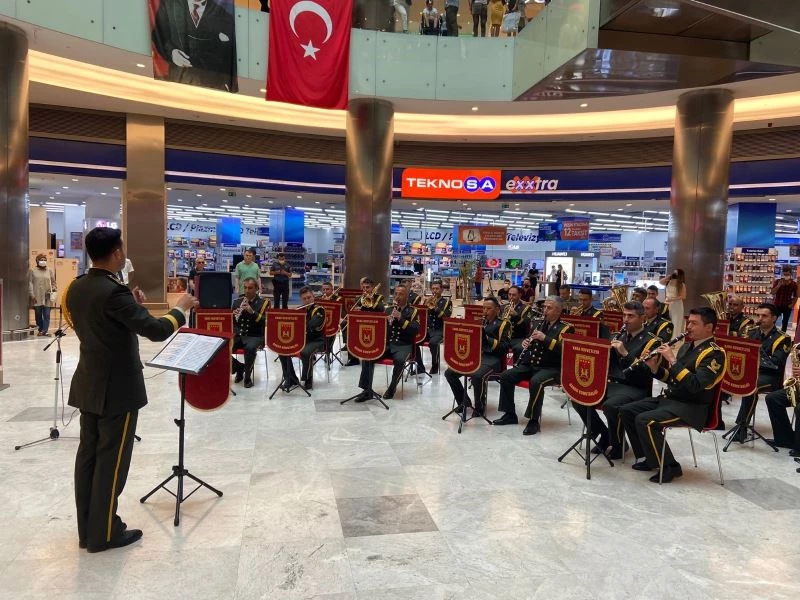 Afyonkarahisar’da TSK bando takımı konser verdi
