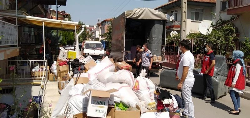 Isparta’da eşyalarıyla sokağa atılan ailenin İzmir’de evi olduğu ortaya çıktı
