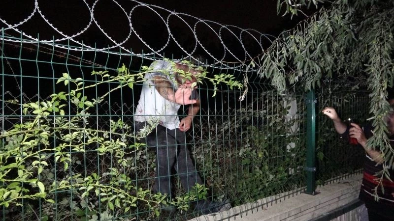 Askeri birliğin tel örgülerinde mahsur kalan alkolü şahsı itfaiye kurtardı
