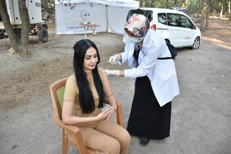 Kamptaki öğrenciler dağda aşılarını yaptırdı
