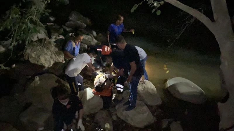 Şelaleden düştü, derede boğuldu
