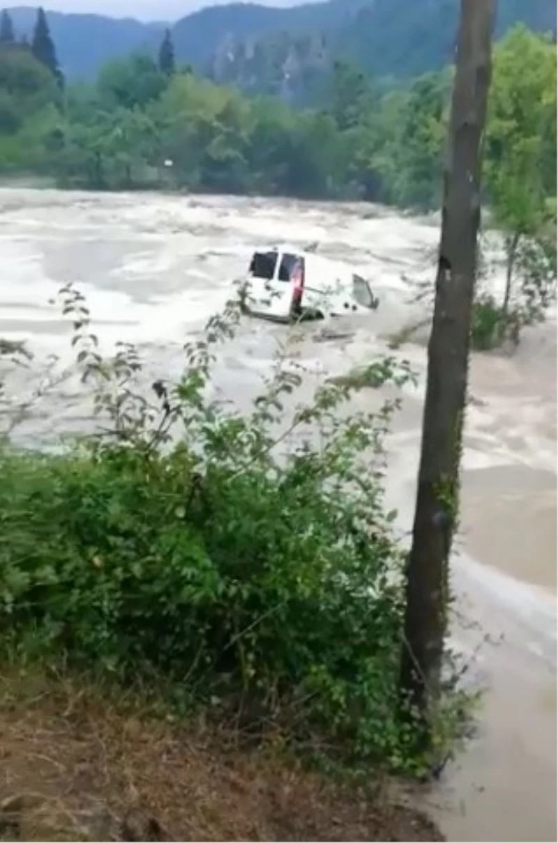 Aracının sele kapıldığını gören kadın, gözyaşlarına boğuldu

