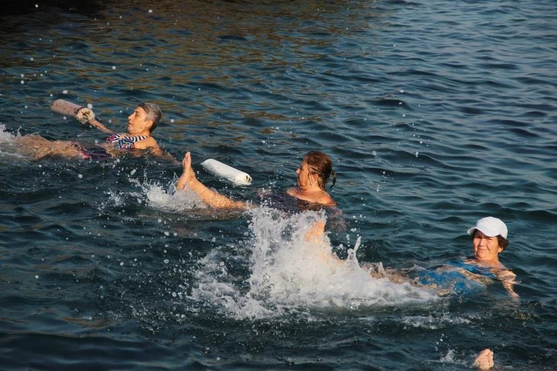 Antalya’da yaşları 20 ile 70 arasında değişen kadınlar, denizde su jimnastiği ile forma giriyor
