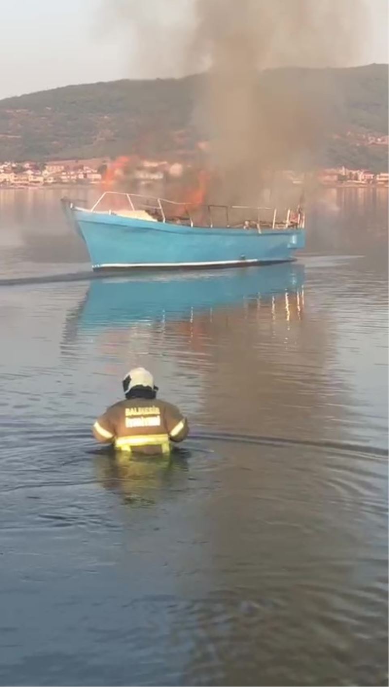 Tekneyi söndürmek için itfaiyeciler kıyafetleri ile denize girdi
