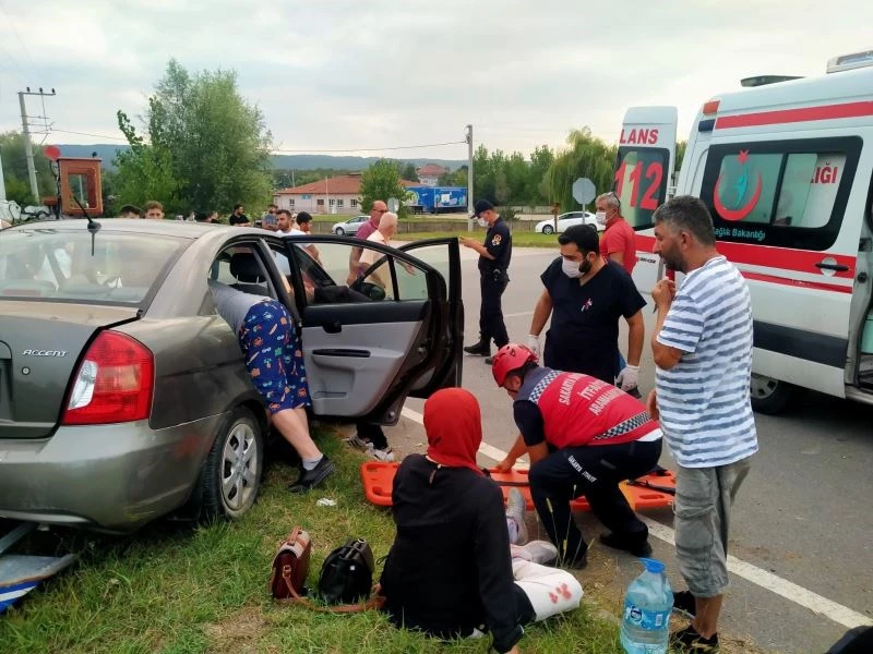 Duble yolda iki otomobil çarpıştı: 4 yaralı
