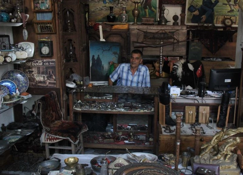 Merakı antika dükkanı açtırttı
