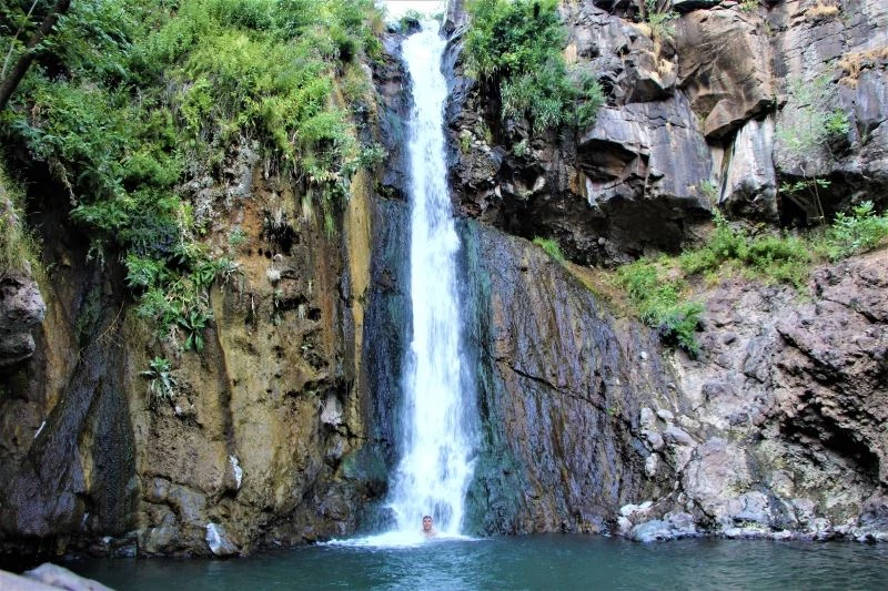 15 metrelik şelale, pandemi ve sıcaktan bunalanların ilgi odağı oldu
