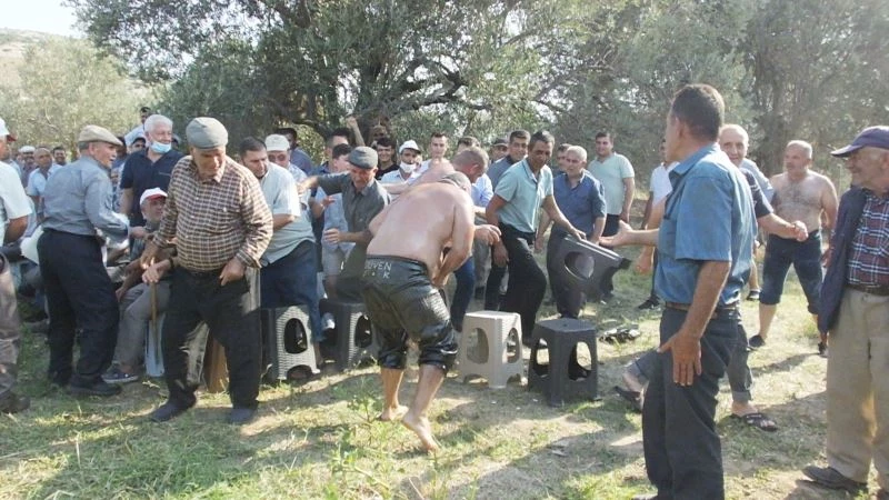 Güreşsever baba oğullarının sünnetinde yağlı güreş düzenledi
