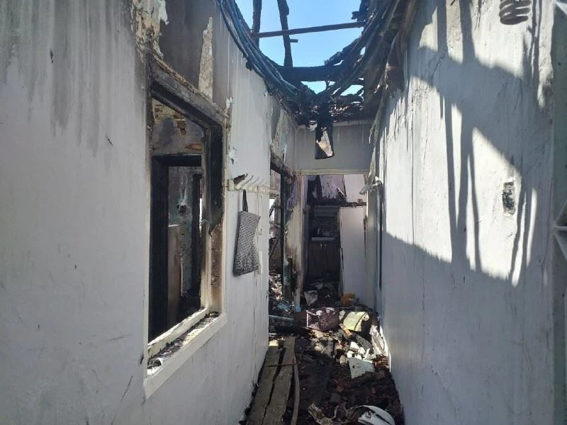 Hava fişekten çıkan yangın iki tarihi evi küle çevirdi
