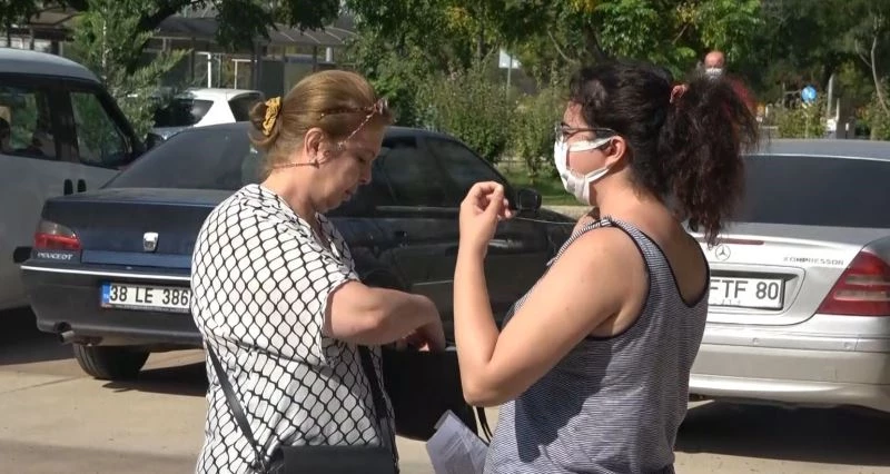 YÖKDİL’de gelenek değişmedi, adaylar koşarak salona geldi
