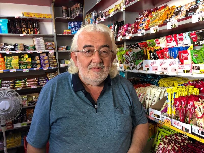 Öğrencilerin ‘Fatih amcası’ 46 yıllık bakkal: “30 seneki önceki öğrenciler gelip boynuma atlıyor”
