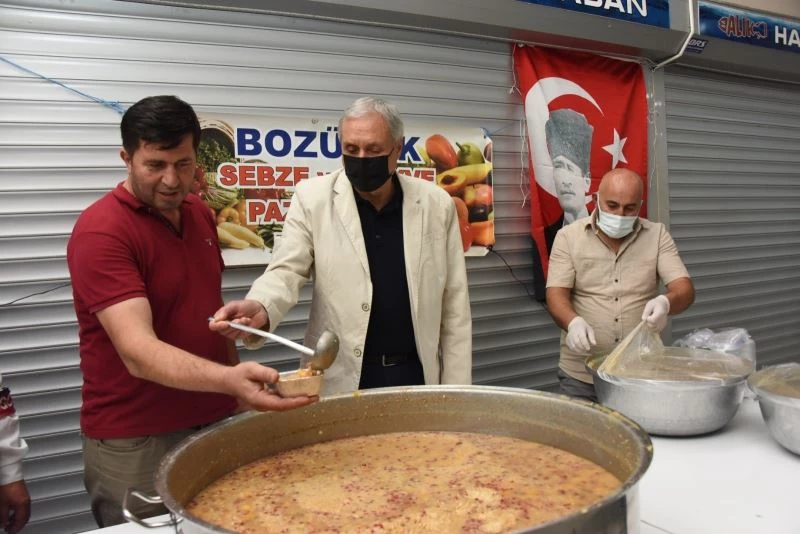 Başkan Bakkalcıoğlu kapalı pazarda yapılan aşure ikramına katıldı
