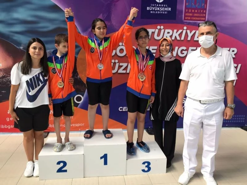 Görme engelli çocuklar sudan korkarken madalyaya koştu
