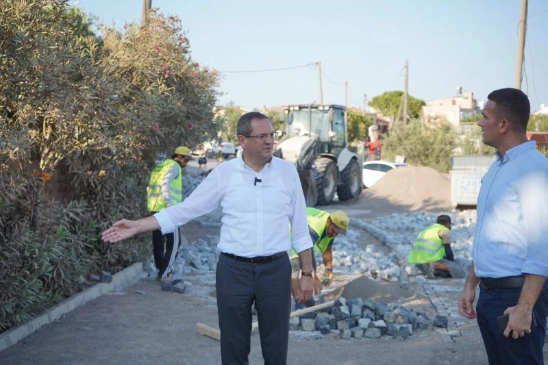 Cunda’nın yollarına granit küp taşı döşeniyor
