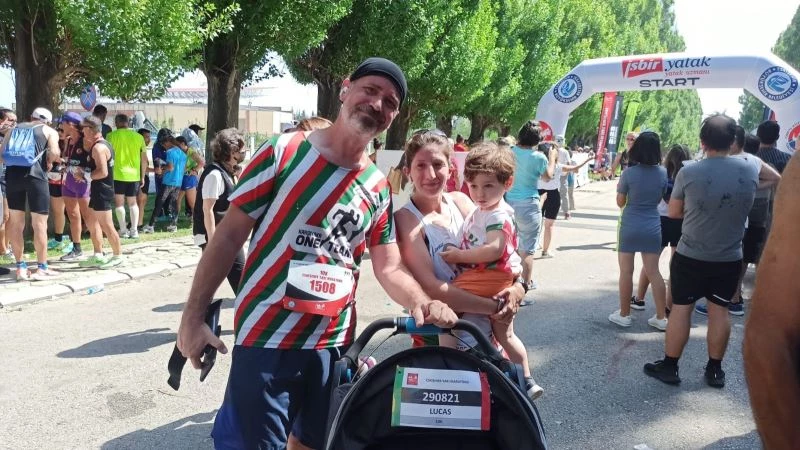 2 yaşındaki Lucas maratonu ailesi ile koştu
