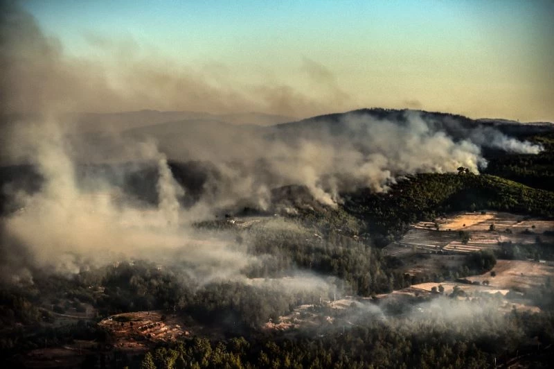 Marmaris’te orman yangınlarına yapılan müdahale helikopterden görüntülendi
